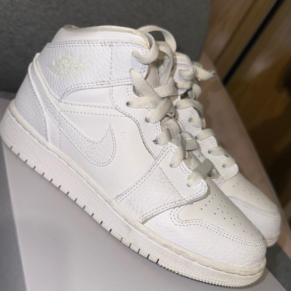 Nike Air Jordan Mid All White leather Women's Sneakers size 6! 🤍